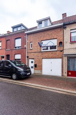 Woning met 2 slaapkamers, tuin, garage en garage- uitweg achteraan (extra parkeerplaats). Energielabel D (bijna C)