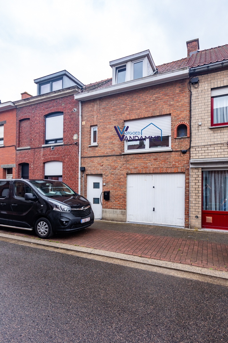 Woning met 2 slaapkamers, tuin, garage en garage- uitweg achteraan (extra parkeerplaats). Energielabel D (bijna C) - photo 1