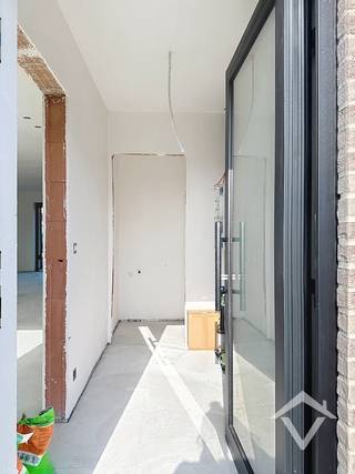 Deze nieuwbouwwoning bestaat uit: inkomhal - toilet - living - keuken - berging - wasplaats - terras - tuin - tuinhuis - carport - 2 autostaanplaatsen - nachthal - 3 slaapkamers - badkamer - toilet op de bovenverdieping. <br /><br />EPC: woning in aanbouw. Vrij 1/12/2026. Huurprijs 925 €/mnd.