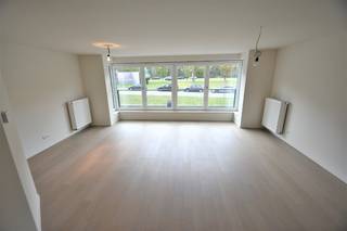 <span><span>Un bel appartement avec 2/3 chambres à coucher et une terrasse plein sud, bien situé près de la digue de mer et le centre de Heist. Cet appartement entièrement neuf comprend un hall d'entrée avec W.C., séjour avec cuisine ouverte avec tous les instruments, débarras, 2 chambres à coucher spacieuses ouvrant sur la terrasse ensoleillée, 3ème chambre à coucher ou bureau, salle de bains avec douche à l'italienne et baignoire. Cave privative dans l'immeuble. Libre à partir de 01 septembre ou 01 octobre2026. + 75 €/mois de frais de syndic.</span></span>