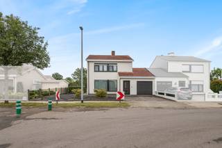 ONTDEK DEZE AANGENAME HALFOPEN BEBOUWING UIT 1971, GELEGEN IN EEN RUSTIGE EN GEZINSVRIENDELIJKE BUURT IN SINT-AMANDS. DE WONING BIEDT EEN...