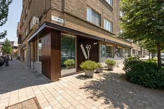 <h1><span>Versatile 128 m² ground-floor commercial space for sale in the Tentoonstellingswijk neighborhood. Ideal for independent professionals</span></h1><p><span> This spacious </span><span>128</span><span> m²</span><span>ground-floor commercial space</span><span> is situated </span><span>in a prime location in </span><span> Antwerp’s </span><span>sought-after </span><span>Tentoonstellingswijk</span><span>neighborhood </span><span>. Currently set up as a modern hair salon, but thanks to its practical layout and versatile spaces, this property is perfectly suited for a wide range of commercial activities and independent professions, such as a medical practice, physical therapy practice, law firm, architecture firm, dental practice, beauty salon, accounting firm, or consulting firm.</span></p><p><span> </span></p><p><span>Upon entering the property, you’ll find yourself in a spacious, open commercial area of </span><span>55 m²</span><span>, which is ideal as a reception, workspace, or waiting area. In addition, the property features two separate consultation or treatment rooms measuring </span><span>9 m²</span><span> and </span><span>9.5 m²</span><span>, allowing you to receive clients or patients in complete privacy.</span></p><p><span>There is also a spacious </span><span>office of 20.5 m²</span><span>, a functional kitchen of </span><span>12 m²</span><span>, two separate restrooms, and a dry basement of </span><span>13 m²</span><span> that offers additional storage space.</span></p><p><span> </span></p><p><span>Its location in the popular Tentoonstellingswijk neighborhood is a major asset. Thanks to easy access to the Antwerp Ring Road, proximity to public transportation, and the presence of numerous shops and amenities, this property is highly accessible to clients, patients, and staff.</span></p><p><span> </span></p><h3><span>Layout</span></h3><ul><li><span>Commercial space: </span><span>55 m²</span></li><li><span>Practice space 1: </span><span>9 m²</span></li><li><span>Practice space 2: </span><span>9.5 m²</span></li><li><span>Office: </span><span>20.5 m²</span></li><li><span>Kitchen: </span><span>12 m²</span></li><li><span>2 separate restrooms</span></li><li><span>Dry basement: </span><span>13 m²</span></li></ul>