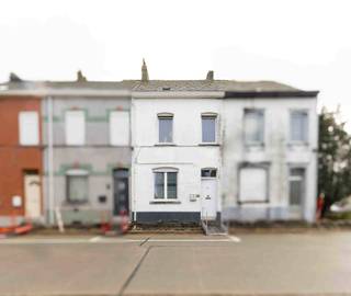 Vous cherchez votre première maison ou un logement familial abordable à Denderleeuw ? Cette charmante maison de rangée offre une opportunité...