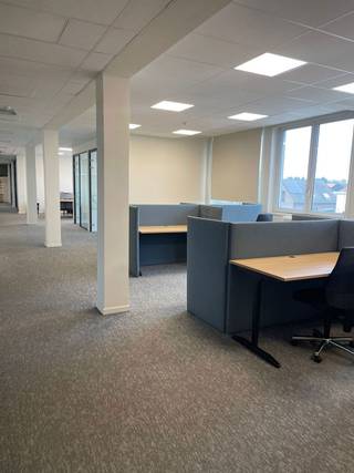 Bureaux rénovés de 450 m² à louer dans un emplacement de choix. Le site bénéficie d’une excellente connexion vers l’autoroute E17 et le centre...