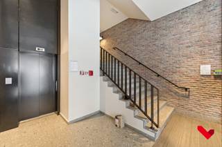 <p>Deze hippe duplexstudio met terras bevindt zich op de 7<sup>de</sup> verdieping van Residentie I Love Hungaria, een unieke appartementstoren aan het Engels Plein. Het industriële gebouw werd door middel van innovatieve architectuur omgevormd tot een modern en stijlvol wooncomplex. De buurt aan de Vaartkom werd de voorbije jaren grondig heraangelegd en is 1 van de hotspots van Leuven.<br /><br /></p>
<p>De 4 ruime liften in het gebouw geven een vlotte toegang tot het 7<sup>de</sup> verdiep, waar de studio met fijn oost terras gelegen is aan het rustige binnenplein van het complex.<br /><br /></p>
<p>De studio wordt gekenmerkt door ongeziene plafondhoogtes tot 4,5 meter die toestaan het slaapgedeelte in de hoogte te plaatsen. In combinatie met de voorziening van een duurzaam conceptmeubel worden de ruimtes optimaal benut. De hoge plafonds zorgen daarbovenop samen met de grote ramen voor een fantastische lichtinval. De studio staat kortom voor maximale ruimteoptimalisatie, gericht op comfort, luxe en rust. Indeling: leefruimte, open geïnstalleerde keuken, slaapruimte op verdiep, badkamer met lavabo, toilet en een aansluiting voor een wasmachine.<br /><br /></p>
<p>Tot slot is er een gemeenschappelijke fietsenstalling voorzien in de kelder. De studio is volledig ingericht en bemeubeld en onmiddellijk beschikbaar. Huurprijs: 895€ + 95€ provisie voor de gemeenschappelijke kosten en verwarming. Elektriciteit en water zijn individueel.</p>