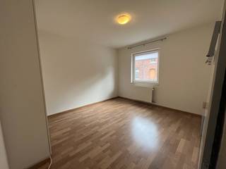 Dit gelijkvloerse appartement bevindt zich in een kleinschalig gebouw met slechts twee wooneenheden, gelegen in een rustige straat in Leuven. Een aangename omgeving, vlot bereikbaar en geschikt als hoofdverblijf.<br /><br />Bij binnenkomst is er een inkomhal met kapstok en schoenenrekje. De lichte woonkamer heeft directe toegang tot een terras met loungeset, een fijne buitenruimte om naar eigen smaak in te richten. De open keuken is volledig uitgerust: SMEG koelkast met vriesvak, oven, magnetron, vijf gasvuren, vaatwasser en dubbele spoelbak.<br />Verder telt het appartement twee slaapkamers van 11 m² en 13 m². De badkamer beschikt over een douche, ligbad en dubbele wastafel, met aansluitingen voor wasmachine en droger.<br />Lichtarmaturen zijn aanwezig in alle ruimtes.<br /><br />Inbegrepen is een ondergrondse autostaanplaats en een privatieve berging. De fietsen kunnen gestald worden in de garage.<br /><br />Het appartement beschikt over een gunstige EPC score (B) en is beschikbaar vanaf 15/07/2026. De huurprijs bedraagt € 1375 per maand, met een provisie van € 65 voor het onderhoud en verbruik van de gemeenschappelijke delen. <br /><br />Dit is een unieke kans die u niet wilt missen! Maak nu uw afspraak via onze online agenda of contacteer ons via het nummer 016 23 90 81 voor meer informatie. Wij zijn elke weekdag telefonisch bereikbaar tussen 10u en 13u.
