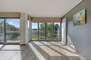 Op zoek naar een instapklaar appartement waar ruimte, comfort en een rustige ligging hand in hand gaan? Dan is dit stijlvolle 3-slaapkamerappartement in het centrum van Anzegem zeker een bezoek waard. Je geniet er van een aangename woonomgeving met uitzicht op het groen, terwijl scholen, sportfaciliteiten, supermarkten, bakkers en horeca zich op wandelafstand bevinden. Bovendien bereik je vlot de E17 en Waregem.
<h3>Indeling van het appartement</h3>
Via de <strong>inkomhal</strong>, uitgerust met een praktische ingebouwde <strong>vestiairekast</strong>, kom je binnen in de <strong>lichtrijke leefruimte</strong>. Een elegante glazen deur scheidt de inkom van de woonruimte en zorgt voor een open, moderne uitstraling. De leefruimte sluit naadloos aan op de <strong>volledig uitgeruste keuken met eeteiland</strong>, oven, kookplaat, plaats voor een microgolfoven en koelkast. Achter de keuken bevindt zich een handige <strong>berging</strong> die extra opbergruimte biedt.<br /><br />Vanuit de leefruimte stap je het <strong>ruime terras </strong>op, waar je in alle rust geniet van een prachtig zicht op het omliggende groen. Het volledige appartement is bovendien uitgerust met <strong>automatische screens</strong>, wat zorgt voor extra comfort en privacy.<br /><br />Het appartement beschikt over <strong>drie volwaardige slaapkamers</strong>. Slaapkamers één en twee geven rechtstreeks uit op het <strong>achterliggende terras</strong>, waar zich ook een <strong>praktische buitenberging</strong> bevindt. De stijlvolle <strong>badkamer</strong> is voorzien van een <strong>dubbel lavabomeubel, een ruime inloopdouche en ingebouwde kasten</strong>. <strong>De derde slaapkamer beschikt over een eigen dressing en aansluitingen voor een wasmachine en droogkas</strong>t.<br /><br />De residentie is kleinschalig en biedt een aangename woonomgeving. <strong>Vooraan het gebouw </strong>bevindt zich <strong>een gezellig parkje met petanquebaan en enkele zitbanken</strong>, ideaal om even te ontspannen. Daarnaast zijn er <strong>bezoekersparkeerplaatsen</strong>, een <strong>fietsenrek én een gemeenschappelijke afvalberging,</strong> wat het dagelijks comfort extra verhoogt.<br /><br />Een <strong>garage</strong> kan optioneel worden aangekocht voor <strong>€ 25.000</strong>.
<h3>Troeven</h3>
<ul>
<li>Instapklaar 3-slaapkamerappartement</li>
<li>Aankoop onder registratierechten (2% of 12%)</li>
<li>Rustig gelegen met zicht op het groen</li>
<li>Lichtrijke leefruimte met moderne keuken en eeteiland</li>
<li>Automatische screens in het volledige appartement</li>
<li>Twee terrassen, inclusief buitenberging</li>
<li>Derde slaapkamer met dressing en wasvoorzieningen</li>
<li>Kleinschalige residentie</li>
<li>Bezoekersparking, fietsenrek en gemeenschappelijke afvalberging</li>
<li>Vlotte verbinding naar Anzegem centrum, Waregem en de E17</li>
<li>Garage afzonderlijk aan te kopen (€ 25.000)</li>
</ul>
<h3>Bezoekmoment 13 juli</h3>
Interesse? Schrijf je in voor het bezoekmoment op maandag 13 juli vanaf 15 uur via de zwarte knop 'Maak nu een afspraak' op onze website.<br />Heb je nog vragen? Sarah helpt je graag verder via sarah@maesconceptimmo.be.