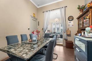 <p>Te koop: karaktervol gesloten herenhuis in de Pacificatiestraat, midden in het centrum van Antwerpen.</p>
<p>Dit statige pand met uitzonderlijk veel woonruimte. Gelegen op een toplocatie tussen stad en groen, geniet u hier van het beste van Antwerpen binnen handbereik: winkels, cultuur, horeca en parken. De royale indeling maakt het ideaal voor wie ruim wil wonen in de stad, met vijf slaapkamers en meerdere leefruimtes.</p>
<p> </p>
<p>Belangrijkste ruimtes:<br />• Ruime woonkamer (34 m²) met veel lichtinval<br />• Tweede woonkamer (14,25 m²) voor extra leefcomfort<br />• Eetkamer (13,73 m²) aansluitend op de keuken<br />• Keuken (5 m²) met gasfornuis, oven, koelkast en ingemaakte kasten<br />• Tweede keukenruimte (3,61 m²)<br />• Vijf slaapkamers (20,69 m², 13,25 m², 12,45 m², 10,09 m², 8,73 m²), allen bekabeld<br />• Badkamer (5,39 m²) met ligbad, toilet en wastafel<br />• Kelder (35 m²) met wasruimte, aansluitingen voor wasmachine/droogkast en inpandige garage</p>
<p> </p>
<p>Troeven:<br />• Toplocatie tussen stad en groen<br />• Uitzonderlijk ruim wonen in de stad<br />• Het beste van Antwerpen binnen handbereik</p>
<p>Neem vandaag nog contact op met uw ERA-makelaar voor een bezoek.</p>
<p>JOUW DROOMHUIS. ZO GEVONDEN!</p>