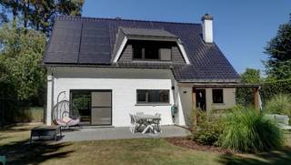 Deze charmante villa uit 1966 werd met veel oog voor detail recent vernieuwd. Het resultaat is een unieke balans tussen een degelijke authentieke...