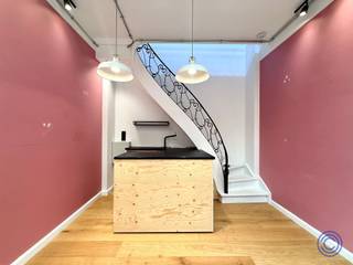 <p><span>Informations sur le local commercial : </span><span>boutique n°</span><span> 47<br />Situé au cœur de la Nieuwe Gaanderij, ce local bénéficie d'une excellente visibilité grâce à ses grandes baies vitrées et est parfaitement accessible aux clients. Avec une vitrine attrayante, cet emplacement attire l'attention des passants, ce qui en fait un lieu idéal pour une boutique, un café (KOUDE KEUKEN) ou un cabinet libéral. Le rez-de-chaussée, d'une superficie d'environ 11 m², est revêtu d'un parquet chaleureux et peut servir d'espace de vente ou d'accueil. L'étage supérieur, d'environ 8 m², offre un espace supplémentaire pour le stockage ou un bureau. Les charges s’élèvent à environ 105 EUR/mois, comprenant le gaz, l’eau, l’entretien des parties communes et d’autres équipements. Le local est disponible immédiatement. Un espace compact mais extrêmement fonctionnel pour lancer ou développer votre entreprise.</span></p><p><span> </span></p><p><span>Agencement du local commercial</span></p><ul><li><span>Espace commercial d’environ</span><span><sup>11 m²</sup></span><span> avec parquet et une hauteur sous plafond d’environ 2,8 m – grande vitrine.</span></li><li><span>Un espace à l'étage d'environ</span><span><sup>8 m² </sup></span><span>offre un espace supplémentaire pour le stockage ou comme bureau.</span></li></ul><p><span> </span></p><p><span>'s supplémentaires</span></p><ul><li><span>Utilisations possibles : boutique / café / magasin / … (CUISINE FROIDE)</span></li><li><span>Éclairage encastré présent dans l'ensemble du local. </span></li><li><span>Chauffage par radiateurs.</span></li><li><span>PEP : sans objet.</span></li></ul><p><span> </span></p><p><span>Informations sur la location :</span></p><ul><li><span>Loyer : 950 EUR/mois + 105 EUR/mois de charges.</span></li><li><span>Disponible à partir du 1er mars 2027.</span></li></ul><p><span> </span></p><ul><li><span>Précompte immobilier à la charge du locataire : environ 870 EUR/an.</span></li><li><span>Charges communes : provision d’environ 105 EUR/mois pour le gaz et l’eau + utilisation des installations de la galerie : entretien et éclairage des parties communes, décoration, volets roulants, etc.</span></li><li><span>Caution : 6 mois (à verser sur le compte du bailleur).</span></li><li><span>Consommation d'électricité individuelle.</span></li><li><span>L'établissement d'un état des lieux est négociable. </span></li><li><span>Location « pop-up » (1 an maximum) éventuellement négociable.</span></li></ul><p><span> </span></p><p><span>Immeuble :</span></p><ul><li><span>Galerie commerciale bien entretenue, composée de différents locaux commerciaux, située dans l'"Wilde Zee".</span></li></ul><p><span> </span></p><p><span>Situation :</span></p><ul><li><span>Emplacement central dans la célèbre « Nieuwe Gaanderij », qui compte de nombreuses boutiques.</span></li><li><span>Liaison entre les rues commerçantes de la Wilde Zee et de la Huidevettersstraat.</span></li><li><span>MOBISCORE : 9,5 !</span></li></ul><p><span> </span></p><p><span>*Les informations contenues dans cette brochure sont fournies à titre indicatif : il appartient aux locataires potentiels de se charger eux-mêmes de l'obtention, de la vérification et de l'interprétation de ces informations.</span></p><p><span> </span></p>