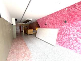 Op zoek naar een unieke commerciële ruimte in het hart van Sint-Truiden?<br /><br />Dit handelsgelijkvloers van ca. 109 m² biedt tal van mogelijkheden en beschikt bovendien over een ruime kelder van 53 m², inclusief een geïnstalleerde koel- en vriescel – ideaal voor opslag of horecadoeleinden.<br /><br />Dit pand is momenteel ingericht als horecazaak, maar leent zich perfect voor diverse andere concepten.<br /><br />De Groenmarkt is al enkele jaren dé place to be in het centrum van Sint-Truiden, een bruisende locatie met veel passage en zichtbaarheid. Dé ideale plek om jouw ondernemersavontuur te starten!<br /><br />Benieuwd naar de mogelijkheden? Contacteer ons vandaag nog voor een bezoek ter plaatse!<br /> 