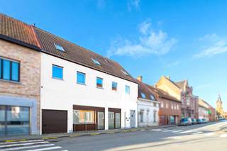 <p><b><u>HANDELSGELIJKVLOERS:</u></b> het gelijkvloers, met een oppervlakte van maar liefst 245m², werd in 2009 volledig vernieuwd en beschikt over een winkelruimte.<br />Aansluitend de winkelruimte bevindt zich het atelier dat afgewerkt is met kwalitatieve materialen en inrichting.<br />Het atelier is onderverdeeld in twee gedeeltes waarvan het eerste gedeelte beschikt over een volledig ingerichte keuken met afzonderlijke afwashoek. In het tweede gedeelte is er een diepvries- en koelcel aanwezig.<br />De werkruimtes zijn ook toegankelijk via een aparte leveranciers-ingang met hal die tevens gebruikt kan worden als stockage-ruimte.</p>
<p>Het handelsgelijkvloers biedt ook tal van andere mogelijkheden qua gebruik (oa. kantoor, ...).</p>
<p><b><u>WONING:</u></b> de woning, die zich boven het handelsgedeelte bevindt, werd in 2012 volledig nieuw gebouwd en met hoogwaardige en kwaliteitsvolle materialen ingericht.<br />Voor de inrichting werd er gekozen voor een landelijke stijl met warme toetsen en stijlvolle details.<br />Via een aparte inkom kom je in de hal met prachtige eiken trap.<br />In de gezellige en tevens ruime woonkamer met gashaard is er nog een afgescheiden gedeelte dat als bureauruimte kan gebruikt worden en de aansluiting naar het groot leef-terras met mooi & groen uitzicht.<br />Bij het binnenkomen in de prachtige landelijke keuken springen meteen het natuurstenen werkblad en het gasfornuis in het oog. Ook de afwerkingsgraad en de stijlvolle maatkasten maken het plaatje compleet. Verder is de keuken volledig voorzien van de gebruikelijke apparaten (dampkap, koelkast, vaatwas).</p>
<p>Op de verdieping bevinden er zich vier ruime slaapkamers, een prachtig ingerichte badkamer met ligbad en inloopdouche.</p>
<p>Verder is er nog een zolder waar de recente verwarmingsketel (HR-top ketel) zich bevindt en waar u zeker voldoende bergruimte zal hebben.</p>
<p><strong>Aangrenzende renovatiewoning als extra troef!</strong><br />Naast deze instapklare en hoogwaardige woning bevindt zich een aanpalende totaalrenovatie die optioneel kan bijgekocht worden. Dit biedt tal van opportuniteiten: richt de woning in als investeringspand voor verhuur, breid de bestaande woning uit met extra kamers, of transformeer het pand tot een ruime garage of magazijnruimte. Een unieke kans voor wie op zoek is naar meer ruimte, flexibiliteit of rendement op één toplocatie!</p>
<p>Laat u verrassen door de afwerkingsgraad en de kwalitatieve materialen in deze woning, absoluut een bezoek waard!</p>