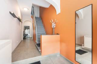 <p>Instapklare gesloten woning in het centrum van Burcht met tuin en ruime indeling.</p>

<p>Deze charmante woning in Beveren-Kruibeke-Zwijndrecht combineert een praktische indeling met comfortabele leefruimtes en een aangename tuin van 114 m². Dankzij de instapklare afwerking kan je hier meteen intrekken en genieten van een gezellige thuis in een residentiële woonomgeving. De ruime living en functionele keuken zorgen voor een aangenaam wooncomfort, terwijl de drie slaapkamers voldoende plaats bieden voor een gezin, hobbyruimte of thuiswerkplek. De ligging nabij scholen, winkels en belangrijke invalswegen maakt deze woning extra aantrekkelijk voor wie centraal wil wonen. Bovendien beschikt de woning over een garage en een EPC-label C.</p>

<p>Belangrijkste ruimtes:<br />• Inkomhal (14 m²) met toegang tot de verschillende leefruimtes.<br />• Ruime woonkamer (30 m²) met aangename lichtinval.<br />• Functionele keuken (9 m²) uitgerust met elektrische kookplaat, oven en dampkap.<br />• Praktische wasplaats (9 m²) met aansluitingen voor wasmachine en droogkast.<br />• Badkamer (5 m²) met inloopdouche en wastafel in meubel.<br />• Drie slaapkamers van 17 m², 11 m² en 6 m².<br />• Garage (18 m²) met automatische garagepoort.<br />• Gezellige tuin (114 m²) met terras en tuinhuis.<br />• Kelder (9 m²) als extra bergruimte.</p>

<p>Troeven:<br />• Instapklare woning met praktische indeling.<br />• Ruime tuin van 114 m² met terras en tuinhuis.<br />• Plat dak volledig geisoleerd en vernieuwd.<br />• Nieuwe PVC Ramen, garagedeur + veiligheids deur in PVC.<br />• Centrale ligging nabij scholen, winkels en invalswegen.</p>

<p>Neem vandaag nog contact op met je ERA-makelaar voor een bezoek. JOUW DROOMHUIS. ZO GEVONDEN!</p>