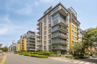 <br />Ruim 2-slaapkamerappartement met terras en parking te Evere<br /><br />Op de zesde verdieping aan de Friulilaan 1 in Evere, vlak bij de NAVO, vindt u dit instapklare en lichtrijke appartement. Dankzij de strategische ligging is dit eigendom niet alleen ideaal voor eigen bewoning, maar tevens een zeer interessante investering voor verhuur aan expats. In de directe omgeving bevinden zich diverse scholen, supermarkten en een vlotte aansluiting naar de autosnelweg.<br /><br />Indeling<br />Via de ruime inkomhal krijgt u toegang tot de eerste slaapkamer, die is uitgerust met praktische ingebouwde kasten en een ensuite badkamer met ligbad en dubbele lavabo. De tweede slaapkamer beschikt over een eigen douche en een lavabo. Daarnaast is er een apart toilet aanwezig en een handige berging met aansluiting voor een wasmachine en droogkast (tevens de standplaats voor de technieken van gas en elektriciteit). De open leefruimte is voorzien van een volledig ingerichte keuken en sluit rechtstreeks aan op het ruime, gezellige terras.<br /><br />Bij het appartement horen bovendien een ruime private kelderberging en een grote parkeerplaats.<br /><br />Aankoopprijs: € 449.000 (grote parkeerplaats inbegrepen)<br /><br />Interesse? Aarzel niet en contacteer ons snel via onze website dewaele.com!