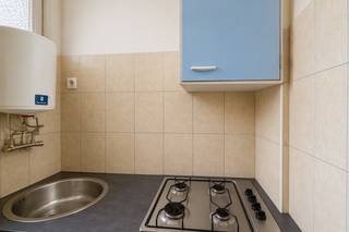 <p><strong>BRUSSEL, op een steenworp van het Koninklijk Park, appartement met 1 slaapkamer van ±52 m² gelegen op de 2e verdieping van een gebouw met lift. Het appartement bestaat uit: inkomhal, afzonderlijk toilet, opbergkasten, woonkamer van ±16 m², ingerichte keuken met gasfornuis, slaapkamer van ±16 m² met aangrenzende doucheruimte en wasruimte. Kosten: 200€/maand (gemeenschappelijke delen, verwarming en verzekering). EPC: G. Beschikbaar vanaf 01/11/2026.</strong></p>
<p> </p>
<p><u>Op de 2e verdieping met lift:</u></p>
<ul>
<li>Inkomhal</li>
<li>Toilet</li>
<li>Opbergkasten</li>
<li>Living ±16 m²</li>
<li>Ingerichte keuken met gasfornuis</li>
<li>Slaapkamer ±16 m² met aangrenzende doucheruimte en wasruimte</li>
</ul>
<p> </p>