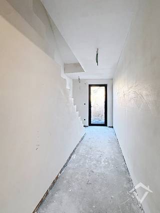 Dit nieuwbouwappartement is gelegen in een kleinschalige residentie bestaande uit 2 appartementen, 3 garages, 2 ruime privé bergingen en een groenzone in het centrum van Lichtervelde, op de Statieplaats. <br /><br />Dit appartement, gelegen op de 1ste verdieping heeft een bewoonbare oppervlakte van 124,5 m² en een terras van 12,5m² en bestaat uit: lichtrijke living met groot terras - open keuken - berging - wasplaats - toilet - nachthal - badkamer met inloopdouche en ligbad - 2 ruime slaapkamers. <br /><br />Kostprijs appartement met privé berging: 369 000 € (exclusief 9 000 € kosten voor aansluiting, EPB en basisakte). <br />Kostprijs garage: 28 000 €<br />Deze prijzen zijn exclusief registratiekosten, BTW en notariskosten. <br />EPB: appartement in aanbouw<br /><br />Troeven van dit appartement:<br />- goede bereikbaarheid door de centrale ligging<br />- volledig nieuw<br />- Mogelijkheid aankoop aan 6% BTW mogelijk, mits voldaan aan de voorwaarden<br />- energiezuinig <br />- warmtepomp en ook airco aanwezig<br />- het appartementen kan voorlopig nog naar eigen smaak worden afgewerkt<br /><br /> Interesse? Bel ons voor meer info.