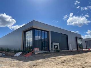 <p>DERNIÈRE UNITÉ : CONDITIONS EXCEPTIONNELLES !</p><p>Business Park Awans est presque entièrement vendu. Profitez temporairement de conditions exceptionnelles sur cette dernière unité PME disponible. Une belle opportunité pour installer votre entreprise à un emplacement stratégique à proximité de l'E40.</p><p>DÉCOUVREZ AWANS LORS DE NOS PROCHAINES JOURNÉES PORTES OUVERTES<br />Plus d'infos et dates via zabra.be/awans</p><p>Cette unité PME de 576 m² se situe dans un parc d'activités moderne comprenant 23.000 m² d'espaces verts et plusieurs terrains de sport. L'unité dispose d'un parking privé et de nombreuses places de stationnement publiques sont également disponibles sur le site.</p><p>Les atouts :<br />✅ 576 m² d'espace professionnel ;<br />✅ Situation stratégique à proximité de l'E40 ;<br />✅ 23.000 m² d'espaces verts et plusieurs terrains de sport ;<br />✅ Parking privé et places de stationnement publiques ;<br />✅ Commerces et restaurants à proximité ;<br />✅ Possibilité de combiner plusieurs unités.</p><p>Intéressé ou envie de planifier une visite ?<br />Contactez-nous au 📞 +32 472 89 60 18.</p>