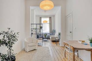 <p><span>Vergund, zeer verzorgd studentenhuis met 6 kamers </span></p><p><span> </span></p><p><span>In de gegeerde Markgrave wijk, met zijn mooie gevels, hippe koffiebars en het Hof Van Leysen, is het zalig wonen. Bovendien ligt 't Stad hier aan je voeten dankzij vlotte tram, bus en fietsverbinding. </span></p><p><span> </span></p><p><span>Dit vergund en zeer rendabel studentencomplex bestaat uit 7 kamers en is technisch zeer goed in orde. Het dak en de zijgevels werden recent geïsoleerd en er werden zonnepanelen, een thuisbatterij en een automatische rookkoepel geplaatst. De brandveiligheid is tevens conform.</span></p><p><span>De huidige jaarinkomst bedraagt  €47.580 excl. kosten.</span></p><p><span> </span></p><p><span>De studenten genieten hier van een ruime leefruimte met open keuken en aangrenzend een handige wasplaats met douche en toilet, op de tussenverdieping een tweede badkamer met 2 toiletten, 2 douches, 3 lavabo's en voldoende ontspanningsruimte op de 2 grote terrassen. Er is ook een grote kelder aanwezig.</span></p><p><span> </span></p><p><span> </span></p><p><span>TROEVEN</span></p><p><span>EPC B</span></p><p><span>vlot verhuurbaar</span></p><p><span>brandveiligheid conform</span></p><p><span>HR ketel</span></p><p><span>zonnepanelen</span></p><p><span>nieuwe isolatie</span></p>