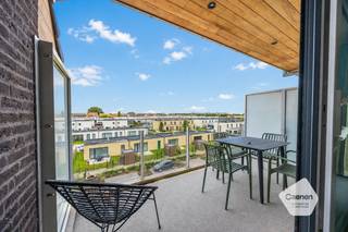 Dit moderne en <strong>instapklare duplex-appartement</strong> is gelegen op de 3de &amp; 4de verdieping in <strong>residentie Modena </strong>te Lombardsijde en ligt op een boogscheut van <strong>strand en zee;</strong> Het recente gebouw werd volledig opgebouwd met <strong>kwalitatieve en onderhoudsvriendelijke materialen</strong> die de duurzaamheid en het esthetische van het gebouw ten volle garanderen en is uitgerust met een <strong>ventilatiesysteem D</strong>; Kortom, u koopt een <strong>energiezuinig appartement </strong>die voor de volgende decennia voldoet aan de normen;<br />Het appartement wordt gemeubeld verkocht en geniet een <strong>zongericht terras </strong>van 8 m2;<br /><br />Indeling: Inkom, open leefruimte met <strong>volledige geïnstalleerde keuken</strong> met aansluitend een berging met <strong>technische aansluitingen</strong> voor bvb wasmachine en droogkast, apart toilet, terras achteraan met zon-oriëntatie ,1x slaapkamer + badkamer met <strong>inloopdouche en wastafel</strong>;<br /><br /><strong><u>Troeven: </u></strong><br />- instapklaar;<br />- EPC-label A;<br />- Bouwjaar 2021;<br />- Meubelen inclusief;<br />- Buiten- en binnenfietsenberging;<br />- Optioneel: Ruime garagebox (50.000 euro);<br /><br />Interesse? Maak asap een afspraak om deze parel vrijblijvend te komen bezoeken. U kan ons steeds bereiken via mail of telefoon;