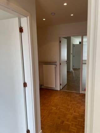 Zeer centraal gelegen appartement op een eerste verdieping. Vlakbij E19, A12, scholen, supermarkten, parken, ziekenhuizen en openbaar vervoer.<br /><br />Indeling: Inkomhal op parket met ingemaakte berging, vestiaire en apart toilet met handenwasser. Woonkamer op parket, 2 slaapkamers op laminaat waarvan één toegang verleent tot het terrasje met berging. De badkamer is voorzien van ligbad en badkamermeubel. De keuken voldoet aan alle hedendaagse comfort.<br />Het appartement is uitgerust met driedubbele beglazing.<br /><br />Garagebox verplicht bij te huren aan €75,00/maand.<br /><br />Gemeenschappelijke fietsenberging achter het gebouw.<br /><br />Alg. onkosten bedragen €60,00 per maand (onderhoud gemene delen, lift, en privatief waterverbruik).<br /><br />EPC: 102KwH/m²/jaar (Energielabel - B) - Waarborg: 3 maanden via verzekeringsbon Korfine - Plaatsbeschrijving: €225 incl. BTW/per partij <br /><br />Alg. onkosten bedragen €60,00 per maand (onderhoud gemene delen, lift, en privatief waterverbruik).<br /><br />EPC: 102KwH/m²/jaar (Energielabel - B) - Waarborg: 3 maanden via verzekeringsbon Korfine - Plaatsbeschrijving: €225 incl. BTW/per partij