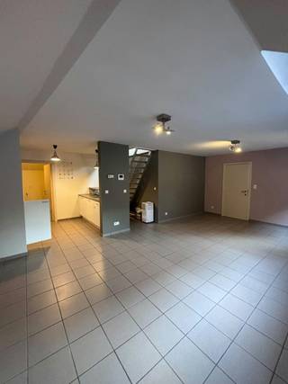 Caractéristiques générales :<br />- Fenêtres à double vitrage<br />- Chauffage au gaz<br />- Label EPC B<br />- Emplacement central dans le centre de Bree<br />- Une place de parking dans un garage fermé<br />- Rangement au sous-sol<br /><br />Ce spacieux appartement en duplex est situé dans le centre de Bree, à deux pas de nombreux magasins, cafés et restaurants confortables. Grâce à son emplacement central, toutes les installations nécessaires sont accessibles à pied.<br /><br />De plus, l'appartement dispose d'une place de parking dans un garage fermé. De plus, il est possible de demander une carte de résident à la ville de Bree, qui vous permet de vous garer dans la rue sans restrictions, sous réserve des conditions applicables.<br /><br />L'appartement est idéal comme premier lieu privé et offre un aménagement pratique avec beaucoup d'espace. La chambre très spacieuse dispose d'une salle de bain attenante. De plus, il y a un espace mansardé qui peut être parfaitement aménagé en salle de loisirs ou en bureau.<br /><br />Disposition :<br />- Hall d'entrée<br />- Local technique<br />- Toilettes séparées<br />- Salon<br />- Salle à manger<br />- Cuisine<br />- Rangement<br />- Chambre spacieuse<br />- Salle de bain<br />- Espace mansardé<br />- Place de parking dans un garage fermé<br />- Rangement au sous-sol<br /><br />Cet appartement vous intéresse ? Demandez votre visite rapidement et découvrez les options par vous-même !