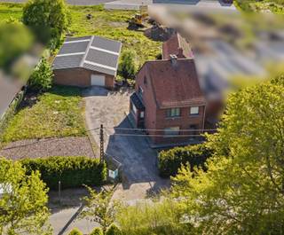 FOR SALE: charming semi-detached house in a prime location with a 180 m² warehouse! This charming semi-detached house is centrally located...