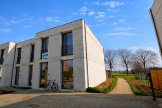 Zeer recente en energiezuinige woning (Bijna Energie Neutraal), gelegen in een rustige, heraangelegde straat met zicht over agrarisch gebied en op wandelafstand van het centrum van Broechem, bestaande uit: inkomhal met ruimte voor vestiaire en afzonderlijk hangtoilet met handenwasser; leefruimte met mooie plafondhoogte van 2m90, open en hyper ingerichte keuken, handige bijkeuken met aansluiting voor wasmachine. Op de verdieping zijn er 4 volwaardige slaapkamers, deels met ingemaakte kasten; badkamer voorzien van inloopdouche, ligbad, dubbel lavabomeubel en hangtoilet; berging / technische ruimte. Voorts beschikt de woning over een aangename tuin met terras en tuinberging. De tuin is toegankelijk langs de achterzijde en geeft uit op een gemeenschappelijke groenzone / speelweide met een fantastisch uitzicht over agrarisch gebied en bomen. De woning beschikt over een private autostaanplaats en bezoekersparking. Recente woning (bouwjaar: 2022) met alle modern comfort zoals vloerverwarming met condensatieketel op aardgas, ventilatie, zonnepanelen, zonnescreens, regenwaterrecuperatie, groendak, enz. EPC: 46 kWh/m². Beschikbaarheid overeen te komen.