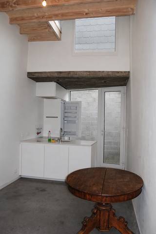 Instapklare en energiezuinige stadswoning met EPC-label B in hartje Geraardsbergen!
Op zoek naar een stijlvolle woning waar comfort, energiezuinigheid en een centrale ligging hand in hand gaan? Dan is deze charmante stadswoning in de Gentsestraat 52A te Geraardsbergen absoluut een bezoek waard.
Deze verzorgde woning werd grondig vernieuwd en biedt een aangename leefomgeving voor alleenstaanden, koppels of investeerders. De woning beschikt over een gezellige leefruimte, een volledig uitgeruste keuken, een slaapkamer, badkamer en praktische bergruimte. Dankzij de doordachte indeling wordt de beschikbare ruimte optimaal benut.
Op energetisch vlak scoort deze woning bijzonder sterk met een EPC-label B (132 kWh/m² jaar), conforme elektrische installatie, hoogrendementsbeglazing en een condenserende gasketel. Hierdoor geniet u niet alleen van een aangenaam wooncomfort, maar ook van een lagere energiefactuur.
De gevel werd afgewerkt met een moderne crepi-afwerking, terwijl het aluminium schrijnwerk met thermische onderbreking en hoogrendementsbeglazing zorgt voor een hedendaagse uitstraling en uitstekende isolatie.
Gelegen op wandelafstand van winkels, openbaar vervoer, horeca en alle dagelijkse voorzieningen vormt dit pand de ideale uitvalsbasis voor wie graag centraal woont. Bovendien bevindt het perceel zich niet in een risicozone voor overstromingen.
Troeven op een rij:
- EPC-label B
- Conforme elektrische installatie
- Aluminium schrijnwerk met hoogrendementsbeglazing
- Condenserende gasketel
- Moderne crepi-gevel
- Instapklaar
- Centrale ligging nabij winkels, scholen en openbaar vervoer
- Interessant als eigen woning of investering
Laat u verrassen door de ruimte, het comfort en de uitstekende ligging van deze eigendom en plan vandaag nog uw bezoek met Cedric!