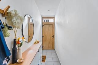 <p>Deze instapklare starterswoning is gelegen in een rustige, doodlopende straat op wandelafstand van het centrum van Kortrijk.</p><p>Bij het binnenkomen word je meteen verwelkomd in een aangename leefruimte die volledig werd opgefrist en voldoende plaats biedt voor zowel een gezellige zithoek als een eetplaats. Aansluitend vinden we de keuken die uitgeeft op de buitenruimte.</p><p></p><p>Op de eerste verdieping bevinden zich twee slaapkamers die je nog naar eigen smaak verder kan afwerken. De zolderverdieping biedt bovendien tal van mogelijkheden en kan perfect ingericht worden als derde slaapkamer, bureau of hobbyruimte.</p><p></p><p>Buiten vind je een charmant stadstuintje waar je in alle rust kan ontspannen. Hier woon je in een stille straat, terwijl het stadscentrum zich op wandelafstand bevindt – een ideale combinatie.</p><p>Extra troeven zijn het nieuw geïsoleerde dak, de volledig vernieuwde ramen en voordeur en de nieuwe badkamer.</p><p>Kortom, de ideale woning voor starters of jonge gezinnen die op zoek zijn naar een gezellige thuis op een centrale ligging in Kortrijk.</p><p></p><p>Vraag vandaag nog uw bezoek aan bij vastgoedmakelaar Saar via 0456/96 16 02 of saar@altro-vastgoed.be</p>