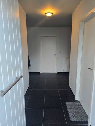 Deze gezellige gezinswoning is ideaal gelegen in een rustige, kindvriendelijke, doodlopende straat. Winkels, scholen, openbaar vervoer bevinden zich op wandelafstand. De E314 bevindt zich op slechts 10 minuten. Rust en bereikbaarheid gaan hier mooi hand in hand.<br /><br />Op het gelijkvloers verwelkomt een ruime inkomhal met gastentoilet je met de trap naar boven. Verder vinden we een inpandige garage, praktische wasplaats, berging en een ruime, lichtrijke living met aansluitende keuken. De keuken is volledig uitgerust met koelkast, combi-oven, vaatwasser en kookplaat van toonaangevende merken.<br />Vanuit de leefruimte en keuken heb je rechtstreeks toegang tot de grote, volledig omheinde tuin. Deze biedt weinig tot geen inkijk en is daardoor ideaal voor gezinnen met kinderen en/of huisdieren. Hier geniet je in alle privacy van zonnige terrasmomenten.<br /><br />Op de eerste verdieping is er een comfortabele badkamer met ligbad, douche en dubbele wastafel. De grote dressing zorgt voor extra opbergruimte en kan, indien gewenst, terug eenvoudig omgevormd worden tot extra slaapkamer. Daarnaast zijn er nog 3 volwaardige slaapkamers.<br /><br />Via een uitklapbare trap bereik je de grote zolder, die perfect kan dienen als extra opslagruimte.<br /><br />Extra comfort: de woning is voorzien van elektrische rolluiken en Daikin airconditioning in de 3 slaapkamers én in de living/keuken, zodat je zowel in zomer als winter geniet van een aangenaam binnenklimaat. Er is ook een laadpaal aanwezig om je hybride of elektrische auto op te laden.<br /><br />Ben je op zoek naar een ruime en comfortabele woning op een rustige, maar toch vlot bereikbare locatie? Dan is dit huis in Testelt zeker een bezoek waard.<br />Uit de hand te koop