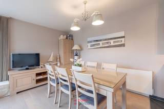 Découvrez cet appartement d’angle baigné de lumière, offrant une atmosphère agréable et paisible grâce à ses larges baies vitrées et son...