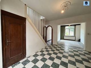 <p><span>JOLIE MAISON POUR JEUNES COUPLES AVEC 3 CHAMBRES ET JARDIN</span></p><p><span>Prix indicatif : 225 000 euros</span></p><p><span> </span></p><p><span> </span></p><p><span>Cette maison est située à deux pas du centre de Geraardsbergen et à proximité des transports en commun, des écoles et des commerces.</span></p><p><span> </span></p><p><span>Au sous-sol, vous trouverez un vaste espace de rangement et l'accès au jardin.</span></p><p><span> </span></p><p><span>Au rez-de-chaussée, vous trouverez le hall d’entrée avec le salon, la salle à manger et la cuisine. Vous y trouverez également la première salle de bains avec WC et douche.</span></p><p><span> </span></p><p><span>Au premier étage, vous trouverez la première chambre, la salle de bains avec douche et des toilettes séparées.</span></p><p><span> </span></p><p><span>Au deuxième étage, vous trouverez les combles aménagés. Ceux-ci peuvent facilement être divisés en deux chambres.</span></p><p><span> </span></p><p><span>ATTOUS :</span></p><p><span>- Installation électrique conforme à l'AREI !!</span></p><p><span>- Logement idéal pour les jeunes ménages </span></p><p><span>- Label EPC C =>: aucune obligation de rénovation !!</span></p><p><span>- Sans amiante </span></p><p><span> </span></p><p><span>Pour plus d'informations ou pour organiser une visite, appelez le 0472/29.25.04 ou envoyez un e-mail à louis@svena.be </span></p><p><span> </span></p><p><span>Ces informations sont fournies à titre purement indicatif et nous ne pouvons être tenus responsables d'éventuelles inexactitudes. La surface habitable est donnée à titre indicatif uniquement.</span></p><p><span> </span></p>