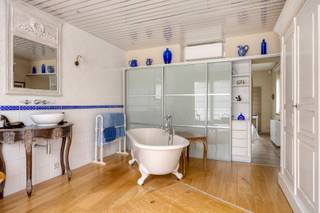 In een rustige, residentiële buurt van Hoeilaart, op wandelafstand van winkels, scholen en openbaar vervoer, presenteren wij dit instapklaar en energiezuinig gebouw met gemengd gebruik (bew. opp. 257 m²) op een perceel van 12a54ca. Grote raampartijen zorgen voor veel daglicht en een mooi zicht op de groene tuin.

Vrij beroep: deels ingericht met rechtstreekse toegang vanop straat, ideaal voor kapsalon/praktijk/kantoor/showroom. Voorzie ontvangstruimte, kantoor en sanitair (gebruik conform stedebouwkundige voorschriften).

Wonen: ruime leefruimte met open haard en eetkamer, aansluitend op een open én overdekt terras. Volledig ingerichte keuken met toegang tot het terras. Op het gelijkvloers: 2 grote slaapkamers, elk met eigen badkamer en dressing en-suite. Bovenverdieping: polyvalente ruimte als 3e slaapkamer met dressing en bureau.

Techniek &amp; energie: recente warmtepomp, 37 zonnepanelen, dakisolatie en hoogrendementsbeglazing (dubbel/deels driedubbel) → laag verbruik en hoog comfort.

Buiten &amp; praktisch: aangelegde tuin met tuinhuis; garage met automatische poort.

Contact: 02/731 07 07 — immo@home-consult.be