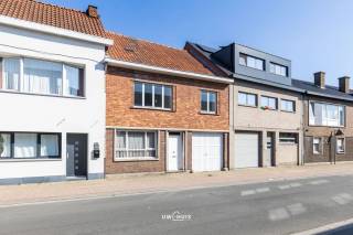 Op een centrale ligging in Lokeren bevindt zich dit ruime pand met een grondoppervlakte van maar liefst 508 m². Dankzij de interessante gevelbreedte en de beschikbare ruimte biedt dit eigendom heel wat mogelijkheden voor wie op zoek is naar een renovatieproject met potentieel.<br />De woning beschikt over 192 m² bewoonbare oppervlakte, waardoor je hier al over een ruime basis beschikt. Tegelijk biedt de woning nog heel wat mogelijkheden om de bestaande ruimtes verder te renoveren, uit te breiden of volledig naar eigen wensen in te richten.<br />Het pand beschikt over een EPC-label F, waardoor de renovatieplicht van toepassing is. <br />Ben je op zoek naar een ruim renovatieproject met een interessante grondoppervlakte en veel potentieel? Dan is dit pand zeker het bekijken waard. Contacteer ons gerust voor meer info of een bezoek.