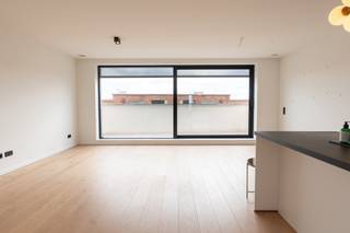 Stijlvol penthouse met zonnige terrassen op toplocatie nabij het Eilandje en het MAS<br /><br />Op een uitstekende locatie, vlak bij het bruisende Eilandje, het MAS en het nieuwe ZAS Cadix-ziekenhuis, bevindt zich dit prachtig afgewerkte penthouse met één slaapkamer. Een unieke woongelegenheid voor wie houdt van licht, ruimte en hedendaags comfort.<br /><br />De ruime leefruimte baadt in het natuurlijke licht dankzij de indrukwekkende raampartijen, die over de volledige breedte van de woning lopen. Hierdoor geniet u niet alleen van een aangenaam ruimtegevoel, maar ook van een optimale verbinding tussen binnen en buiten.<br /><br />De moderne, volledig uitgeruste keuken met centraal kookeiland vormt het hart van het appartement en is perfect voor zowel dagelijks gebruik als gezellige diners met vrienden of familie.<br /><br />Een absolute troef zijn de twee aangename terrassen: één aansluitend aan de leefruimte en één aan de slaapkamer. Ideaal om op elk moment van de dag te genieten van een kop koffie, een goed boek of een ontspannen aperitief in de buitenlucht.<br /><br />De slaapkamer biedt rust en comfort en heeft directe toegang tot het tweede terras. Verder beschikt het appartement over een praktische berging met aansluitingen voor wasmachine en droogkast.<br /><br />De kwalitatieve parketvloer zorgt voor een warme en stijlvolle uitstraling doorheen het hele appartement.<br /><br />Dankzij de centrale ligging bevinden winkels, restaurants, openbaar vervoer, het MAS, de Scheldekaaien en het nieuwe ZAS-ziekenhuis zich op wandelafstand.<br /><br />Een zeldzame kans voor wie op zoek is naar comfortabel en exclusief wonen op een van de meest gegeerde locaties van Antwerpen.