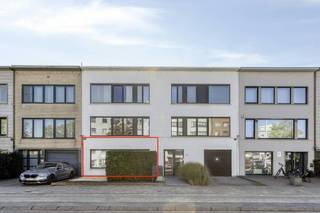 Bent u op zoek naar kwalitatief vastgoed te koop op een uiterst centrale locatie? Dit volledig gestripte en in 2018 gerenoveerde gelijkvloers appartement te koop in Merksem biedt maar liefst circa 129 m² aan hoogwaardige woonruimte. Het pand combineert modern comfort, duurzame technieken en een uitstekende afwerking met een gezellige zuid-tuin en een privatieve garagebox.<br /><br />U betreedt het kleinschalige gebouw via een verzorgde gemeenschappelijke hal. Binnenin het appartement komt u terecht in een ruime inkomhal die plaats genoeg heeft voor grote kasten. Via een dubbele glazen deur heeft u toegang tot de lichtrijke leefruimte. Aansluitend bevindt zich de kwalitatieve open keuken, een ideale plek voor wie houdt van koken en gezellig samenzijn. <br /><br />Het gehele appartement is afgewerkt met een elegante parketvloer die naadloos is doorgetrokken. <br /><br />Via de centrale gang bereikt u de volledig betegelde badkamer voorzien van een inloopdouche, dubbele wastafel en toilet. Daarnaast beschikt het appartement over nog een apart gastentoilet met handenwasser en een praktische berging met aansluiting voor een wasmachine. <br /><br />De drie volwaardige slaapkamers hebben royale oppervlaktes van circa 20, 15 en 12 m². De elektrische rolluiken zorgen voor privacy en veiligheid. Via de linkerslaapkamer stapt u direct de leuke zuid-georiënteerde tuin in, uitgerust met een handige tuinberging en een recent vernieuwde afsluiting. Via een poortje in de tuin wandelt u zo naar de achterliggende garagebox die voorzien is van een elektrische sectionale poort.<br /><br />Bijzonderheden:<br />- Energiezuinig: condensatieketel op gas, zonnepanelen (4.000 Wp) en thuisbatterij (4 kwH)<br />- Elektriciteit conform<br />- Kleinschalig gebouw met lage gemeenschappelijke kosten en aparte meters<br />- Zonnige zuid-tuin <br />- Garagebox inbegrepen in de prijs<br /><br />De ligging aan de Maantjessteenweg in Merksem is uiterst praktisch. Met een bushalte en diverse winkels vlak voor de deur, en scholen en parken op wandelafstand, heeft u alles binnen handbereik. Dit maakt het de ideale kans voor wie een instapklaar appartement wil kopen in Merksem.<br /><br />Bent u geïnteresseerd om dit vastgoed te kopen in Merksem? Aarzel dan niet om ons te contacteren. Het Dewaele vastgoedkantoor van Merksem te Lambrechtshoekenlaan 183 staat graag tot uw dienst. Had u graag een gratis schatting van uw eigendom via ons immokantoor? Bel ons voor een vrijblijvend gesprek of mail naar maxime.weyler@dewaele.com.<br /><br />Bestuursmaatregelen in het maatregelenregister: nee