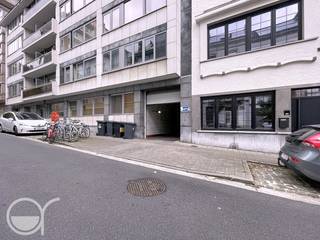 Deze afgesloten autostaanplaats nr 43 bevindt zich in de Hendrik van Brederodestraat. Op wandelafstand van het Sint-Pietersstation. Bij de...