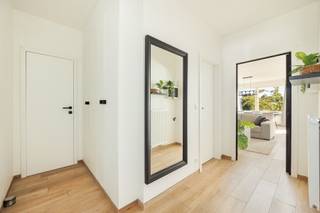 <p>Aan de Villerslei bevindt zich dit lichtrijke instapklaar hoekappartement op de eerste verdieping van een kleinschalig gebouw met slechts drie appartementen. Het appartement werd in 2012 volledig gestript en vernieuwd. Er is geen lift aanwezig en er zijn geen gemeenschappelijke kosten.</p>
<p>De ruime inkomhal beschikt over een vestiairekast en geeft toegang tot het gastentoilet. De woonkamer (28m²) en keuken genieten dankzij de hoekligging van veel natuurlijke lichtinval en sluit aan op een praktische wasplaats met kasten. De volledig ingerichte keuken is uitgerust met een vitrokeramische kookplaat, dampkap, spoelbak, vaatwasser en koelkast met vriesvak.</p>
<p>Verder zijn er twee slaapkamers (14,66m² en 9m²), waarvan één toegang biedt tot het overdekte terras (3m²). De badkamer beschikt over een inloopdouche met regendouche, een dubbele lavabo in meubel en een handdoekdroger.</p>
<p>De locatie biedt een praktische woonomgeving met winkels, scholen en openbaar vervoer op wandelafstand.</p>
<p>Bij het appartement hoort een garagebox van 19m² met manuele poort. De garagebox is verplicht mee aan te kopen aan € 30.000.<br /><br /><span>Extra:</span><br />- PVC Ramen<br />- Elektriciteit conform<br />- EPC B<br />- Bew. opp.: 91m²</p>