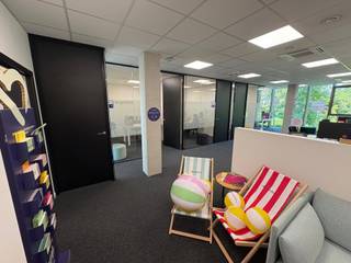 <strong>Moderne kantoorruimte van 175 m² met 6 parkeerplaatsen te huur in Kortrijk.</strong><br />Gelegen in de Dumoulinstraat 1, net buiten het stadscentrum en met directe verbinding naar R8, E17 en E403. Het kantoor biedt een flexibele indeling, veel lichtinval en alle nodige voorzieningen, inclusief kitchenette en sanitair. Dankzij de 6 privatieve parkeerplaatsen is dit een uiterst bereikbare en comfortabele werkplek voor uw onderneming.