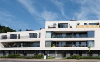 <p><span>Ruim NIEUWBOUW twee slaapkamer appartement op de 1ste VERDIEPING in het centrum van Schilde!</span></p><p><span>In een modern gebouw met lift bevindt zich dit appartement op de eerste verdieping, omvat inkomhal met ruimte voor een vestiairekast, gastentoilet, leefruimte met veel lichtinval en een groot schuifraam dat toegang geeft tot het mooi breed terras van 16m², open keuken met de nodige toestellen, aansluitend aan de keuken is er een ruime berging/wasplaats, twee slaapkamers waarvan de grootste slaapkamer met een ingerichte badkamer met lavabo meubel en douche en een tweede slaapkamer met een ensuite douchekamer.</span></p><p><span>De ondergrondse parking zorgt ervoor dat thuiskomen in alle comfort kan gebeuren, dit appartement is voorzien van 1 autostaanplaats en een privatieve berging, huurprijs + 125€. Alsook een gemeenschappelijke fietsenberging op het gelijkvloers.</span></p><h3><span>Afwerking: aluminium ramen, vliegenramen, hr+ beglazing, vloerverwarming, cv op gas, gebouwd volgens BEN-principes.</span></h3><h3><span>Centrale ligging, gelegen nabij het dorp, vlakbij winkels, openbaar vervoer, gemakkelijke bereikbaarheid, in de buurt van fiets- en wandelroutes om de natuur op te zoeken.</span></h3><h3><span>Dit appartement is volledig geschilderd en overal verlichting voorzien. Overname van gordijnen en lamellen in overleg.</span></h3><p><span>Gemeenschappelijke kosten gebouw: 125€/m.</span></p><p><span>U bent van harte welkom voor een bezoekje!</span></p><p><span> </span></p>