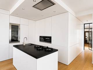 <p>Hoogwaardig afgewerkt en prachtig gemeubelde duplexpenthouse van ca 123 m² op de vierde en vijfde verdieping van een kleinschalige realisatie. Het appartement bevindt zich op een unieke locatie, in de Riemstraat op het bruisende Zuid.<br /><br />De leefruimte op parket kan genieten van een optimale lichtinval door de grote raampartijen. De designkeuken met gezellig kookeiland is volledig uitgerust met kwalitatieve toestellen: gasvuur, koelkast, diepvries, wijnkoeling, vaatwasser, stoomoven en aparte heteluchtoven. Het granieten werkblad maakt het geheel af.<br />De leefruimte geeft toegang tot twee prachtige terrassen met samen een oppervlakte van 34 m².<br /><br />De ruime masterbedroom bevindt zich aan de rustige achterzijde en is voorzien van ingemaakte dressingkasten. Deze werd afgesloten van de leefruimte door een stijlvolle gietijzeren deur en kan gebruikmaken van een badkamer met inloopregendouche en lavabomeubel.<br /><br />Eyecatching is de wenteltrap die toegang geeft tot de bovengelegen verdieping. Hier bevinden zich nog twee ruime slaapkamers. Deze kunnen gebruikmaken van een tweede badkamer met bad/douche combinatie, lavabo en toilet.<br /><br />Een praktische berging is voorzien van aansluitingen voor wasmachine en droogkast. Apart gastentoilet.<br /><br />Een dubbele cascade autostaanplaats is optioneel bij te huren aan 240 Euro per maand.<br /><br />Gemeenschappelijke lasten: 120 Euro per maand.<br />Alle nutsvoorzieningen (gas, water en elektriciteit) zijn privé op te nemen door de huurder.<br /><br />Onmiddellijk beschikbaar.</p>