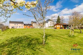 TREVI LUXEMBOURG vous propose une très belle villa (329m2 selon PEB) récente 5 chambres sur terrain exceptionnel de 50 ares à Chenois...