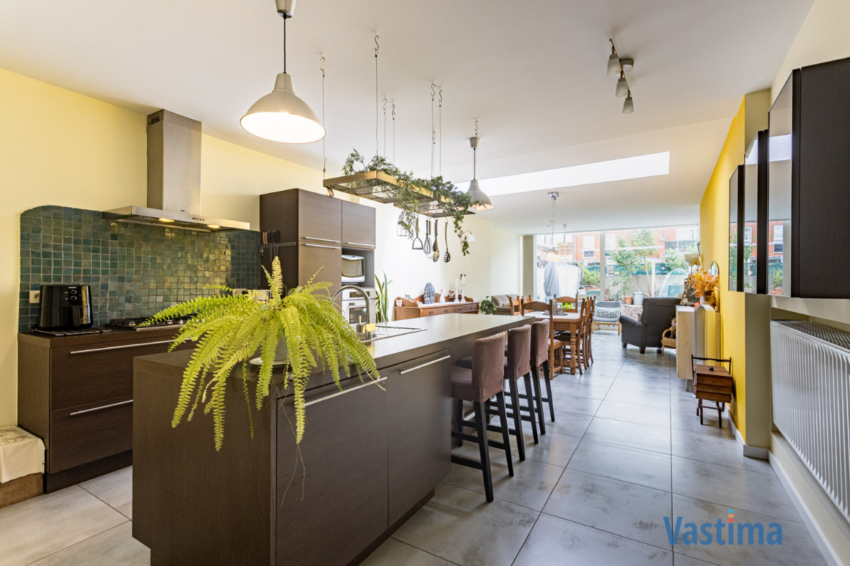 Instapklare stadswoning met tuin: ruimte, licht en comfort in één - foto 1