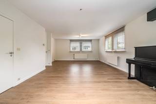 <p><strong>Instapklare open bebouwing in een groene villawijk van Tervuren.</strong><br />Deze verzorgde villa uit 2001 bevindt zich op een toplocatie tussen het park en het bos van Tervuren, in een residentiële en rustige omgeving op wandelafstand van het centrum. De woning combineert comfort, energiezuinig wonen en een aangename indeling met vier slaapkamers en twee badkamers. Dankzij het gunstige EPC-label B, de zonnepanelen, airconditioning en het alarmsysteem geniet u hier van hedendaags wooncomfort met aandacht voor energie-efficiëntie en veiligheid. De ruime, groene tuin van 314 m² vormt een heerlijke plek om tot rust te komen. Een instapklare woning voor wie comfortabel wil wonen in een groene omgeving nabij Brussel.<br /><br /><u><strong>Belangrijkste ruimtes:</strong></u><br />• Inkomhal (8,53 m²) met vlotte toegang tot de leefruimtes<br />• Ruime living (38,42 m²) met veel lichtinval en zicht op de tuin<br />• Keuken (12,31 m²) met praktische indeling<br />• Berging (8,64 m²) aansluitend aan de keuken<br />• Garage (24 m²) met extra opslagruimte<br />• Terras met directe toegang tot de tuin<br />• Groene tuin (314 m²) met tuinhuis<br />• Slaapkamer (14,63 m²)<br />• Slaapkamer (14,23 m²)<br />• Slaapkamer (12,40 m²)<br />• Slaapkamer (10,66 m²)<br />• Twee badkamers<br />• Extra berging (9,89 m²)<br /><br /><u><strong>Troeven:</strong></u><br />• Topligging tussen het park en het bos van Tervuren<br />• Energiezuinige woning met EPC-label B en zonnepanelen<br />• Airconditioning, alarmsysteem en ruime groene tuin<br /><br />Meer informatie of een bezoek met Margaux Mulkers? Contacteer ons via +3223351114<br />JOUW DROOMHUIS. ZO GEVONDEN!</p>