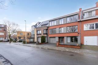 Dit te renoveren appartement op de tweede verdieping van een klein gebouw (zonder lift) ligt vlak tegenover het 'Mertensplein' en bestaat...
