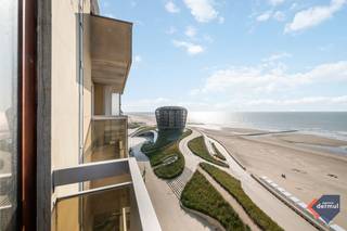 Op de 9e verdieping van de verzorgde residentie Zandbank I bevindt zich dit ruime stijlvol gerenoveerde appartement, dit is gelegen op een...