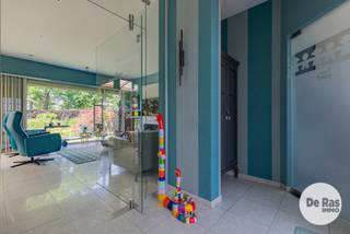 BEZOEKDAG ZATERDAG 03/10 VAN 9U30 TOT 11U30 (enkel op afspraak!)<br /><br />WETTEREN - Deze open bebouwing is de laatst gelegen woning in een rustige, doodlopende straat. Alle voorzieningen zoals scholen, winkels, ontspanning, openbaar vervoer en het station van Wetteren bevinden zich in de directe omgeving. Daarnaast geniet deze woning van een goede bereikbaarheid door de nabijheid van invalswegen en de E40.<br /><br />Naar indeling toe bevindt zich op het gelijkvloers een inkomhal, een badkamer voorzien van lavabo, inloopdouche en toilet, een ruime lichtrijke woonkamer met zicht op de tuin, een keuken met aangrenzende bijkeuken, een eetplaats en twee slaapkamers, waarvan een met aansluitende ruimte die kan dienen als sanitaire ruimte, wasplaats, dressing, bureau of extra slaapkamer. Verder beschikt de woning over een praktische en droge kelder.<br /><br />De woning is gebouwd in 2003 en voorzien van de toen geldende isolatienormen, centrale verwarming op aardgas en hoogrendementsglas (aluminium schrijnwerk) met elektrische rolluiken.<br /><br />Buiten is er een mooi aangelegde oprit met plaats voor 3 wagens, een carport, een buitenberging en heel gezellige tuin met meerdere terrassen. De terrassen zijn zuidwest georiënteerd, dus ideaal voor wie graag veel zon in de tuin heeft.<br /><br />Bent u op zoek naar een vrijstaande, instapklare woning met veel lichtinval en leuke tuin op een uitstekende locatie? Aarzel dan niet en maak snel uw afspraak! Voor meer info en bezoek 053/60.65.60.
