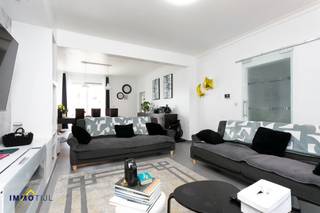 <p>Een zeer rustig gelegen en instapklare woning, waar je<span> </span><b>tot 4 kamers</b><span> </span>kan maken,<span> </span><b>vlakbij prachtig natuurgebied</b><span> </span>en op wandelafstand van het mooie Vlassenbroek. Ook het centrum van Baasrode bevindt zich vlakbij.</p>
<p>Hoogrendementsketel Vaillant, nieuw dak en dakisolatie, nieuwe ramen en een<span> </span><b>CONFORME elektrische installatie:</b><span> </span>deze woning werd<span> </span><b>structureel vernieuwd</b><span> </span>in 2014. Er is tevens een<span> </span><b>droge kelder</b><span> </span>aanwezig.</p>
<p>Indeling gelijkvloers: inkomhal, grote leefruimte en geïnstalleerde keuken met eiland, extra kamer achteraan mogelijk (hier zit momenteel wc en douche). De verdieping telt 2 grote kamers en een badkamer. De master bedroom bevindt zich op de tweede verdieping.</p>
<p>Leuk is ook de gezellige terrastuin achteraan, waar het rustig vertoeven is. Terrastuin is bereikbaar via een handig poortje aan de linkerzijde, waardoor je ook fietsen achteraan kan stallen. Parkeren kan in de straat voor de deur.</p>
<p>Meer info en bezoeken: tom@immotijl.be of 052690691</p>
<p></p>