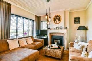 Ontdek deze charmante villa met ruime loodsen, gelegen in de Parkstraat 83 in Torhout. Hier geniet u van een landelijke omgeving met alle voorzieningen binnen handbereik, zoals supermarkten, scholen en openbaar vervoer.<br /><br />Bij binnenkomst wordt u verwelkomd in een ruime inkomhal. De woning beschikt over een gelijkvloerse slaapkamer en een bureel, ideaal als home-office of praktijkruimte, compleet met ensuite badkamer. De lichtrijke leefruimte biedt een prachtig uitzicht op de omgeving en sluit naadloos aan op de volledig uitgeruste keuken en veranda, die uitkijkt op de groene tuin.<br /><br />Op de bovenverdieping bevinden zich drie tot vier volwaardige slaapkamers en twee badkamers, uitgerust met douche en lavabomeubel. Extra bergruimte vindt u in de kelder, wasplaats en bijkomende opslagruimte.<br /><br />Buiten geniet u van een adembenemend uitzicht, een zuidgerichte tuin, een visvijver en ruime loodsen (460m²)—perfect voor de doe-het-zelver of als extra opslagruimte.<br /><br />Mis deze unieke kans niet! Contacteer ons vandaag nog voor meer informatie of een bezichtiging.<br /><br />De woning wordt aangeboden met een richtprijs. Ieder bod, hoger of lager dan deze richtprijs, wordt overgemaakt aan de eigenaars, die vrij zijn om het bod al dan niet te aanvaarden.