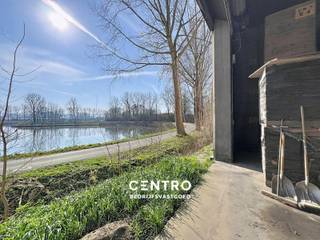 <u><strong>Benaderende bruto-AFMETINGEN: </strong></u><br />Magazijn: 830m²  (30 x 27,67m).<br />Ruim verhard gemeenschappelijk parkeerterrein met slagboom.<br /><br /><u><strong>AFWERKING:</strong></u><br />- Betonnen constructie <br />- Gevelwanden in betonpanelen <br />- Gepolierde en gewapende betonvloer<br />- Automatische poort (h: 5,45m; b: 11,0m)<br />- Afzonderlijke inkomdeur<br />- TL-verlichting<br />- Vrije hoogte 7,90m<br /><br /><u><strong>NUTSVOORZIENINGEN:</strong></u><br />Elektriciteit (63A) met tussenteller. Gemeenschappelijk sanitair.<br /><br /><u><strong>TOEGANGSWEGEN</strong></u>:<br />Binnenunit met brede doorgang van en naar de loods binnen een industriële site van 1,5ha.<br /><br /><u><strong>BESTEMMINGSMOGELIJKHEDEN:</strong></u><br />Zone voor milieubelastende industrieën.<br />Opslag, productie, bewerking en verwerking van goederen.<br /><br /><u><strong>LIGGING:</strong></u><br />De loodsen aan Kaaistraat 5 in Kerkhove (deelgemeente van Avelgem) liggen in de Scheldevallei, in een zone met (watergebonden) bedrijvigheid langs de rivier de Schelde. Vlakbij het rondpunt naar N8 (Oudenaardsesteenweg-Brugstraat) en N36 (Bruggesteenweg). E17 bereikbaar binnen ca. 20 minuten rijden.<br /><br /><u>* Bijzonderheden:</u><br />- Beschikbaar 1 mei 2026<br />- Geen gemene kosten !<br />- Weegbrug aanwezig op de site 3 x 18m.<br />- Vermelde prijzen zijn excl. onroerende voorheffing (1m forfaitair), voorschot nutsen (€100/m) en BTW.<br />- Onze referentie op <strong>www.centro.be</strong>: <strong>P0498-P4</strong> of contacteer ons op <strong>050 70 01 02</strong>.
